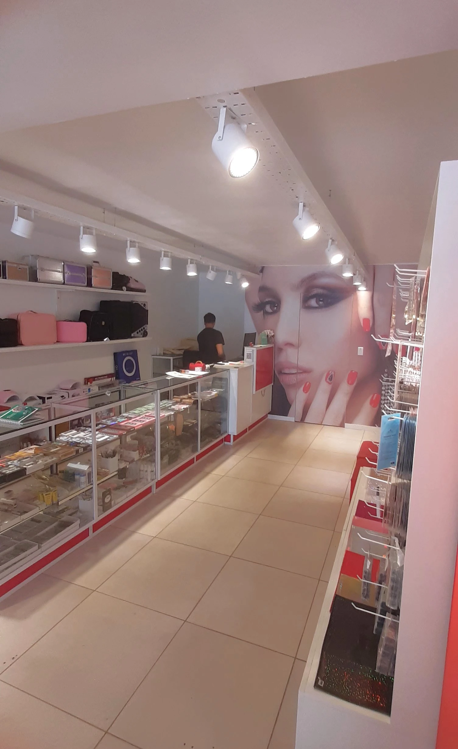 EXCEPCIONAL LOCAL Av. . RAFAEL NUÑEZ al 4000