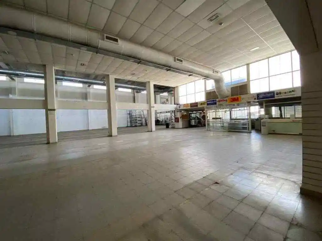 Excelente LOCAL COMERCIAL con OFICINAS Y DEPOSITO . Zona Centro