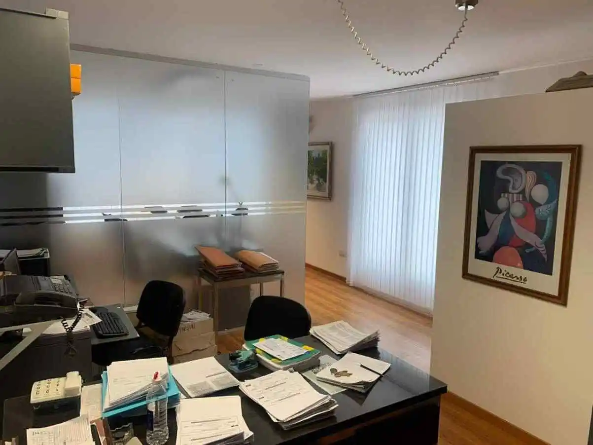 Oficina en venta, terraza propia, en el Cerro de las Rosas - Zona Norte