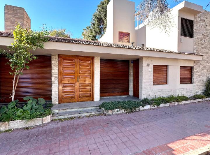Casa · 230m² · 4 Dormitorios · 2 Cocheras