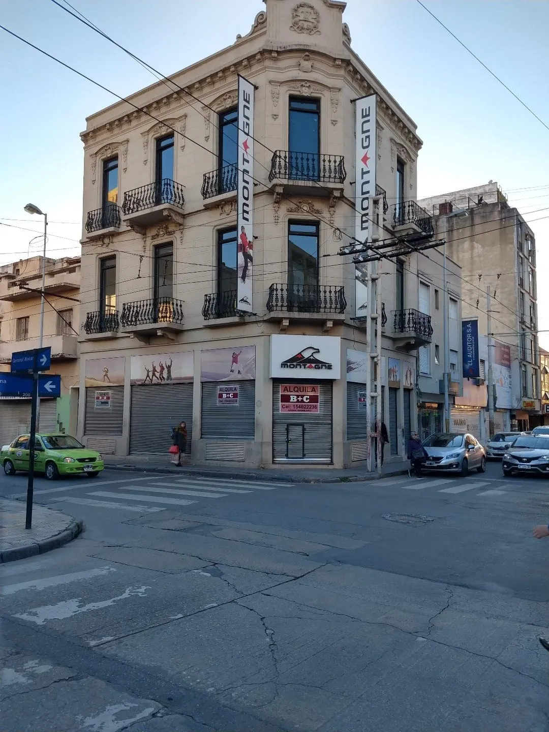 IMPORTANTE ESQUINA/ 480m2 CUB/ RECIBE MENOR