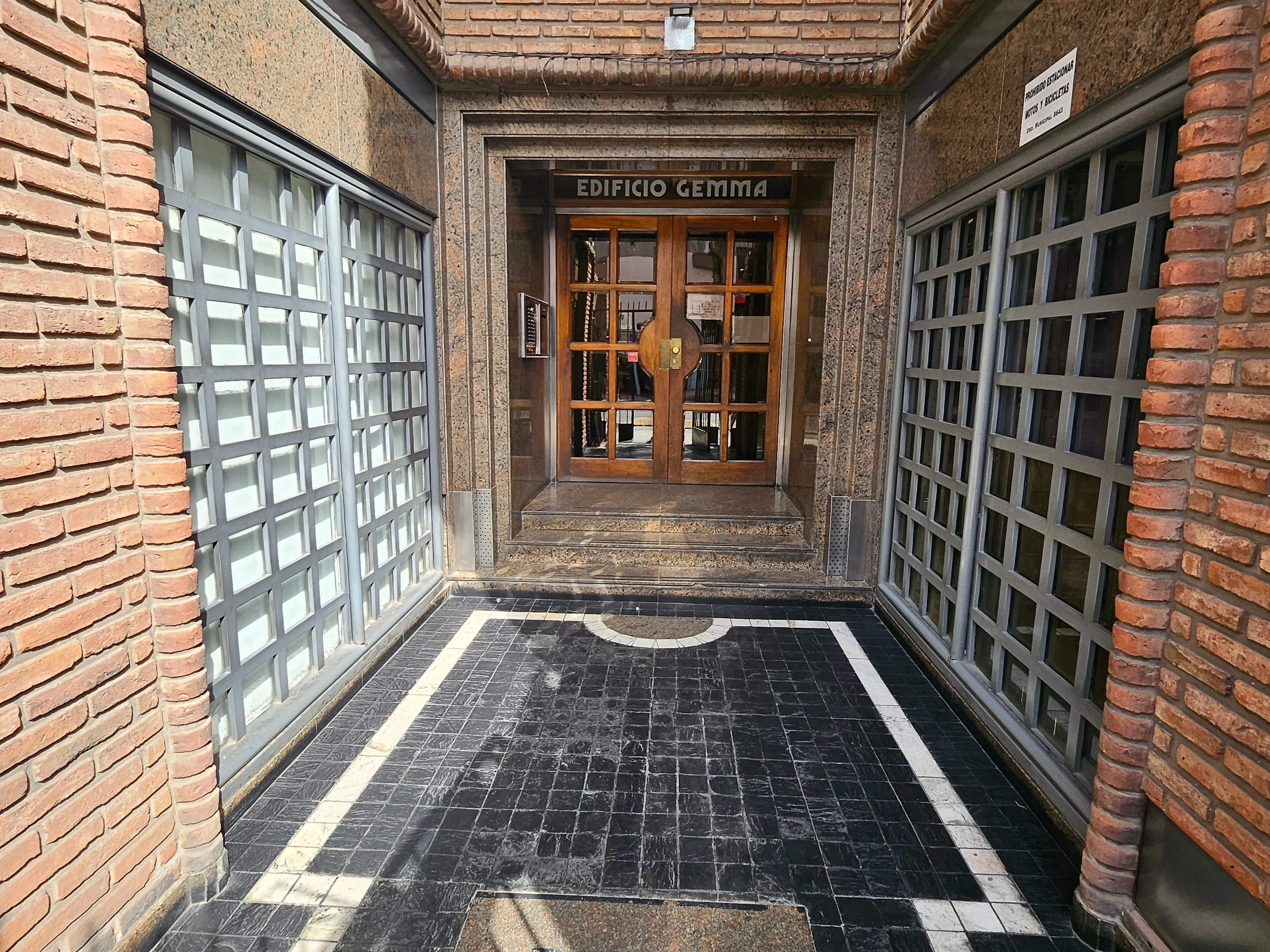 Alquilo Oficina en el Centro s/27 de abril y Belgrano - 2 priv. bño coc.