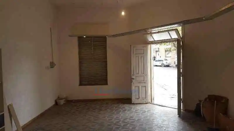 Local esquina en Avellaneda esq Ducasse 40m2 con dos ventanas y puerta  doble