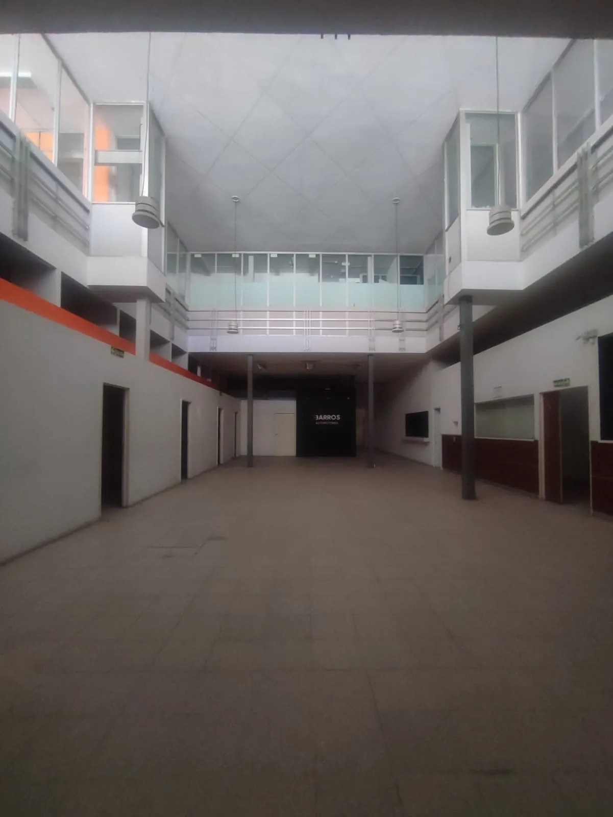 Imponente local con 14m2 de vidriera dos plantas apto consultorios