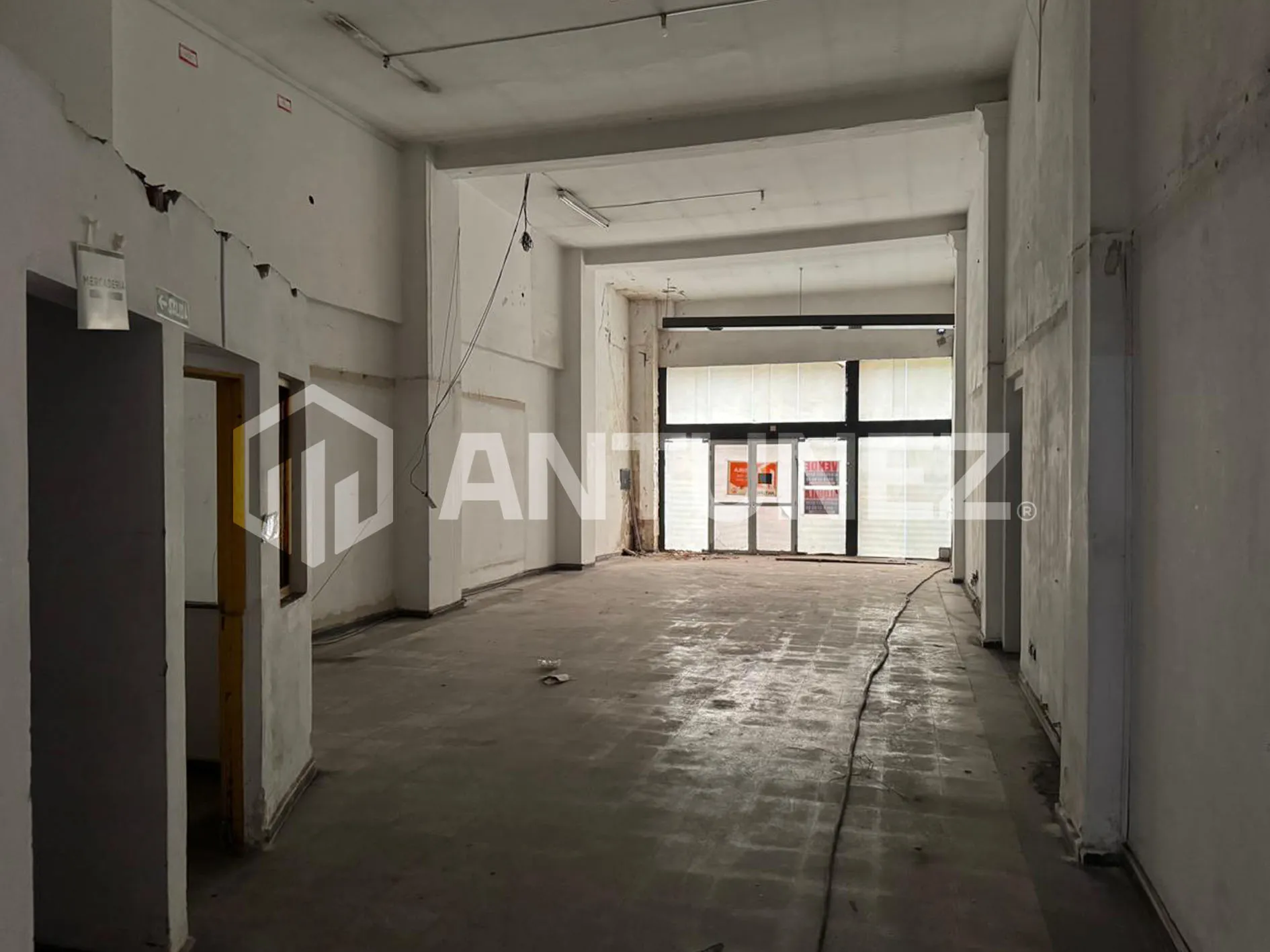 LOCAL COMERCIAL + GALPON - 972m2 Cubiertos TOTAL !!