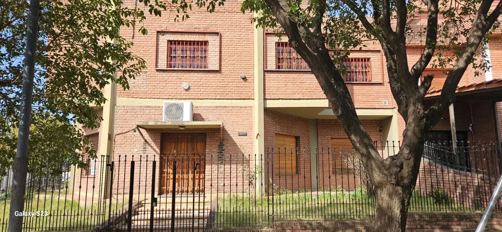 COLINAS DE V. SARSFIELD, HERMOSA Y AMPLIA CASA ESQUINA- APTA EMPRESAS!!