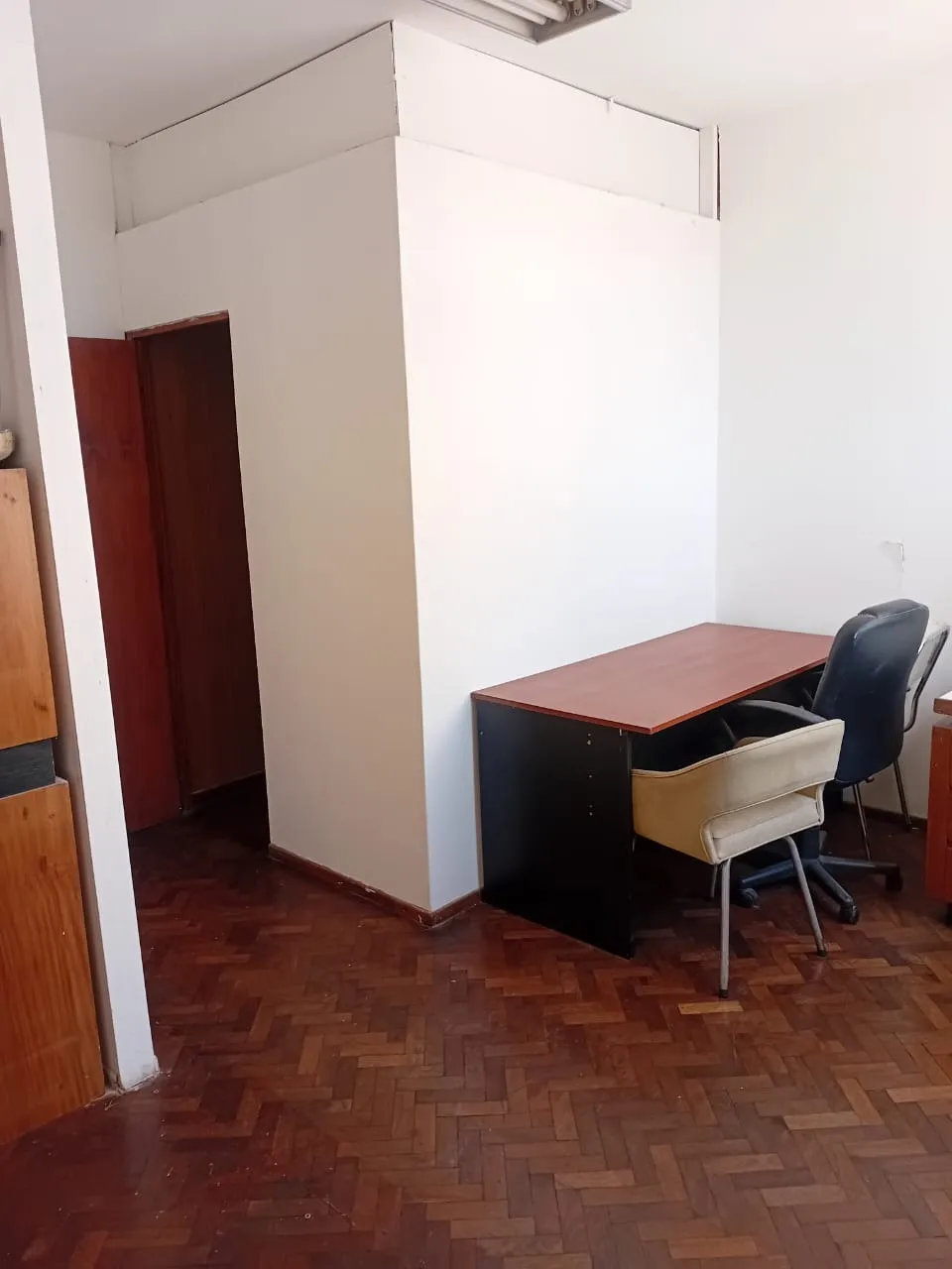 OFICINA EN EDIFICIO CON MUEBLES DE OFICINA