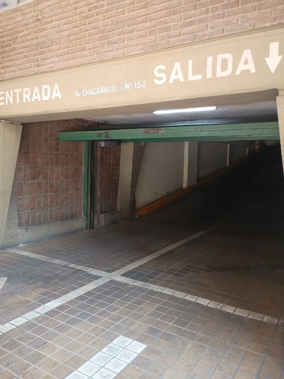 CENTRO - COCHERA CUBIERTA EN EDIFICIO- CHACABUCO 152