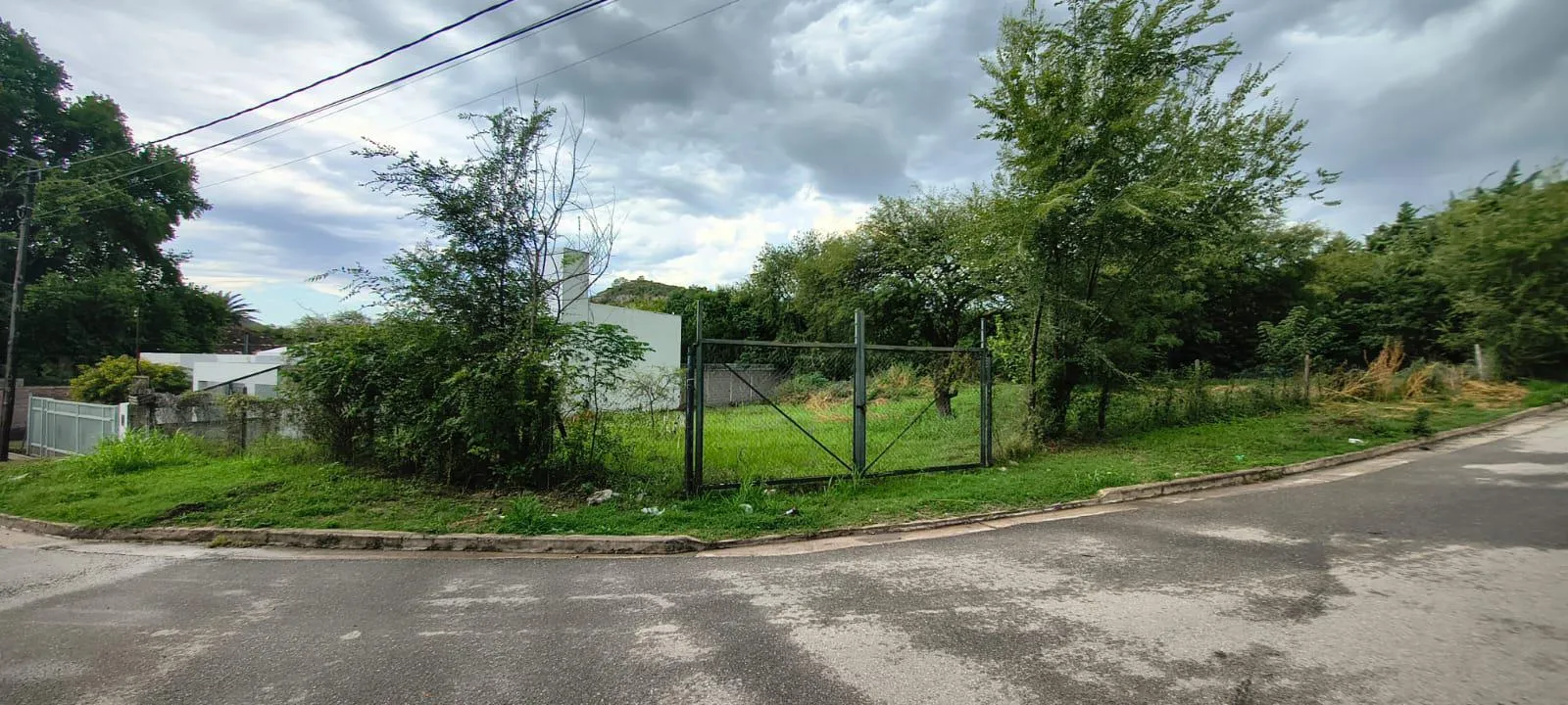 TERRENO ESQUINA 1500 M2 A UNA CUADRA DE LA RUTA E 55