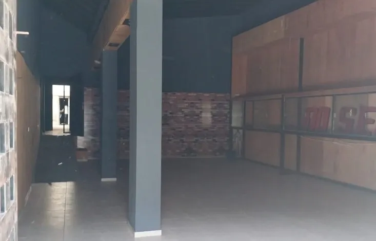 LOCAL COMERCIAL SOBRE RIVERA INDARTE. EXCELENTE UBICACION CON VIDRIERA