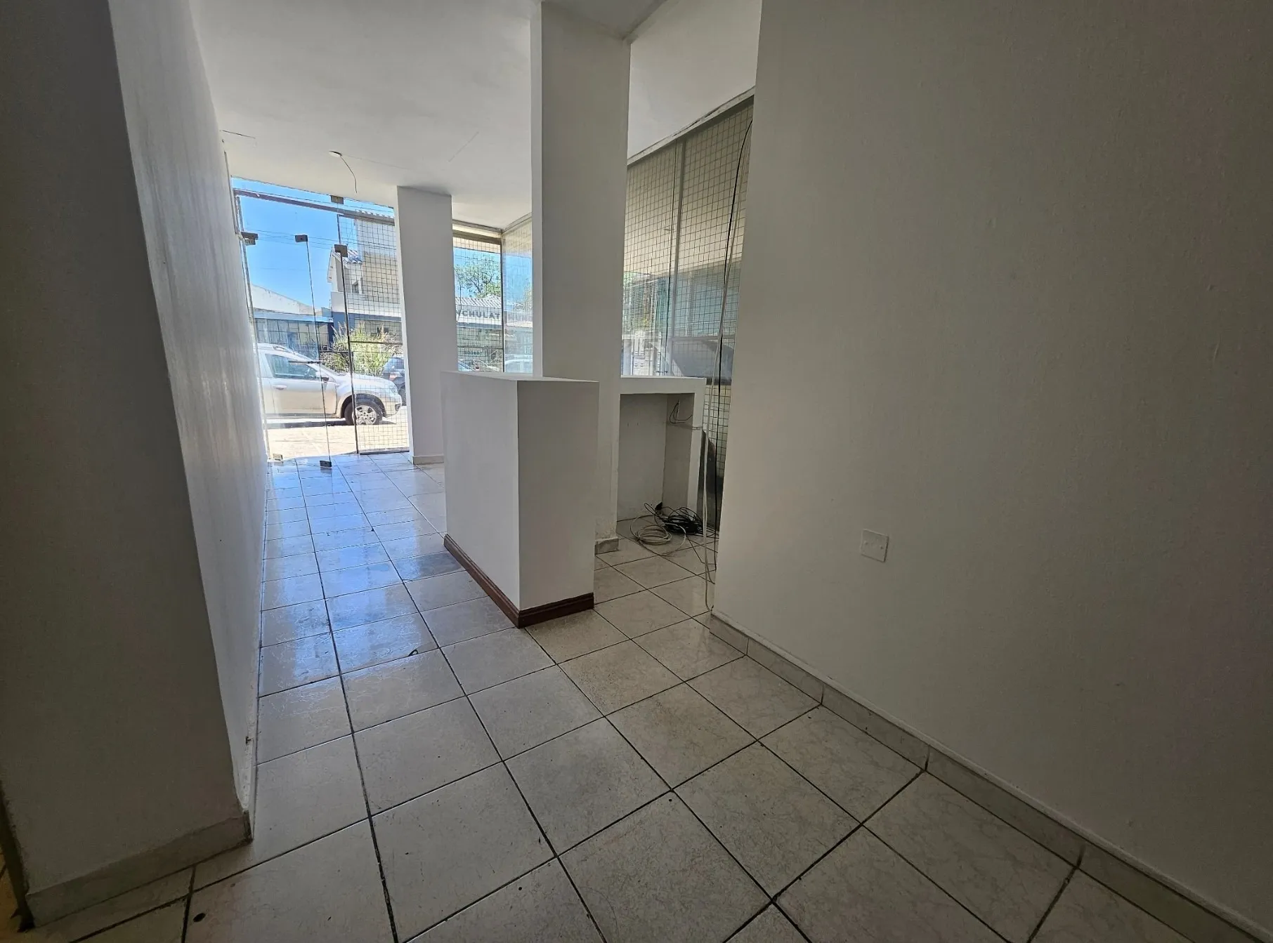 Alquilo Local comercial Barrio Cerro de las Rosas 42 m2 al frente Casa Chula