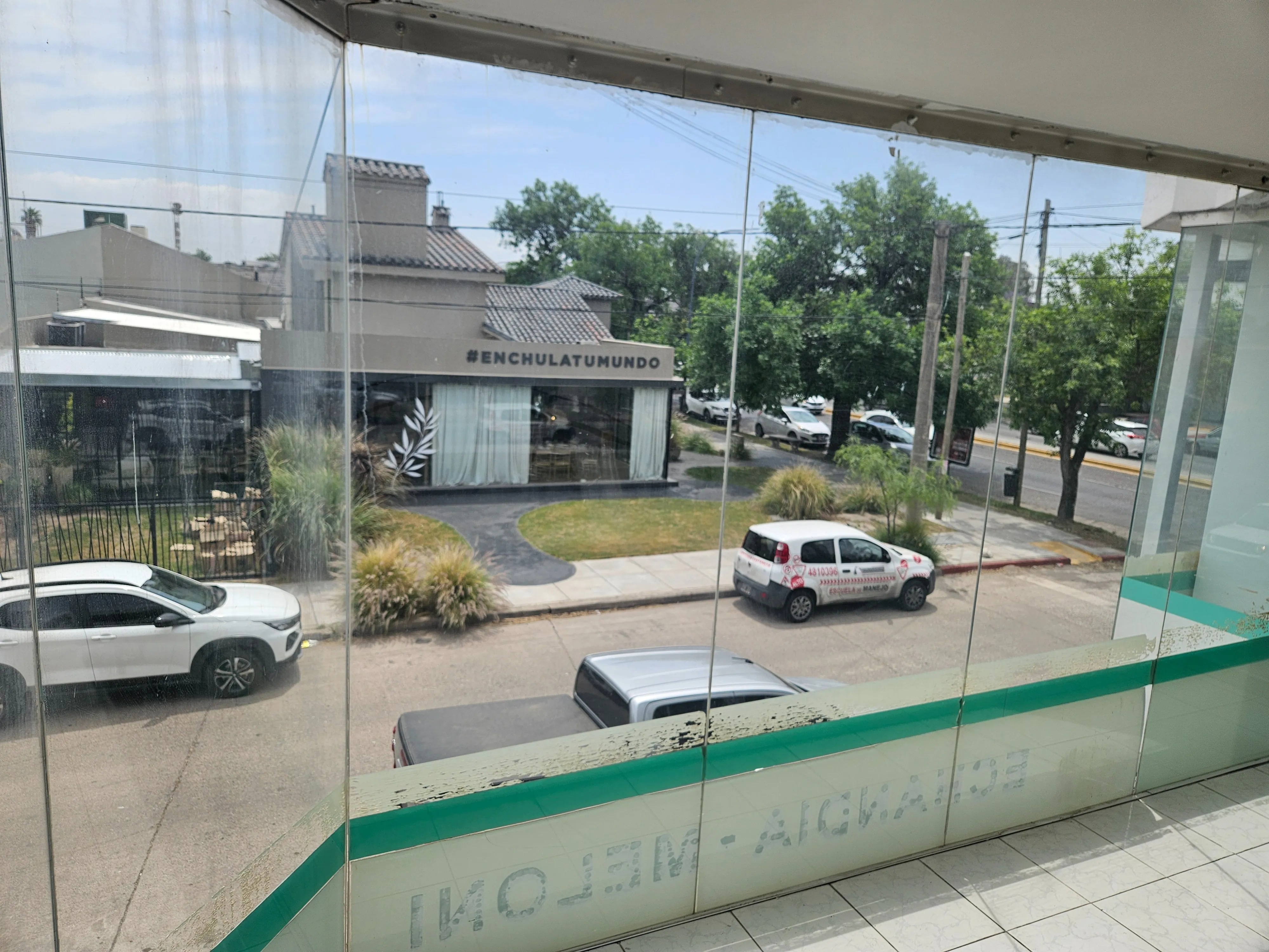 Alquilo oficina comercial Barrio Cerro de las Rosas sin exp. frente a Casa Chula