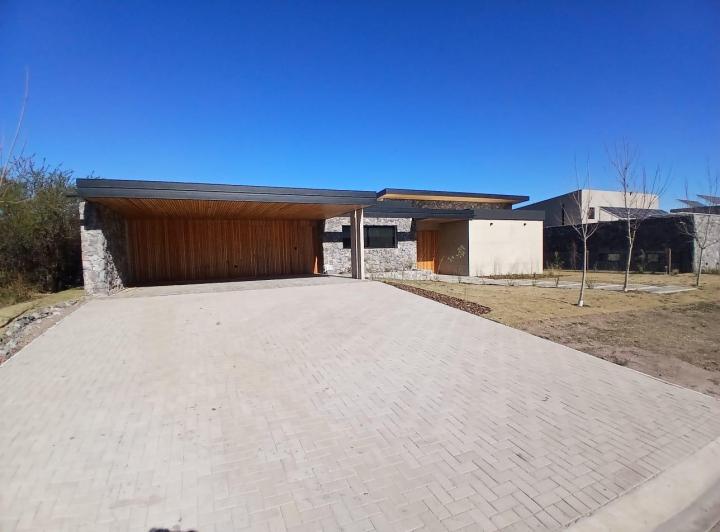 Casa · 400m² · 7 Ambientes · 4 Cocheras