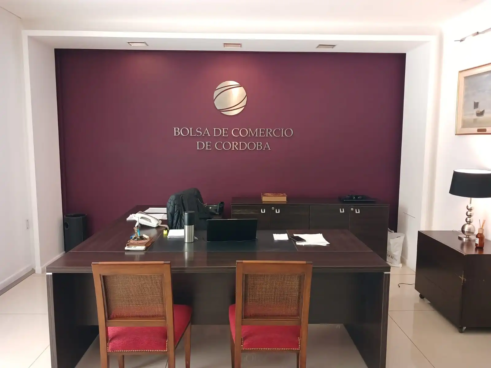 OFICINA CON SALA DE CONFERENCIA - EDIFICIO BOLSA DE COMERCIO - CENTRO