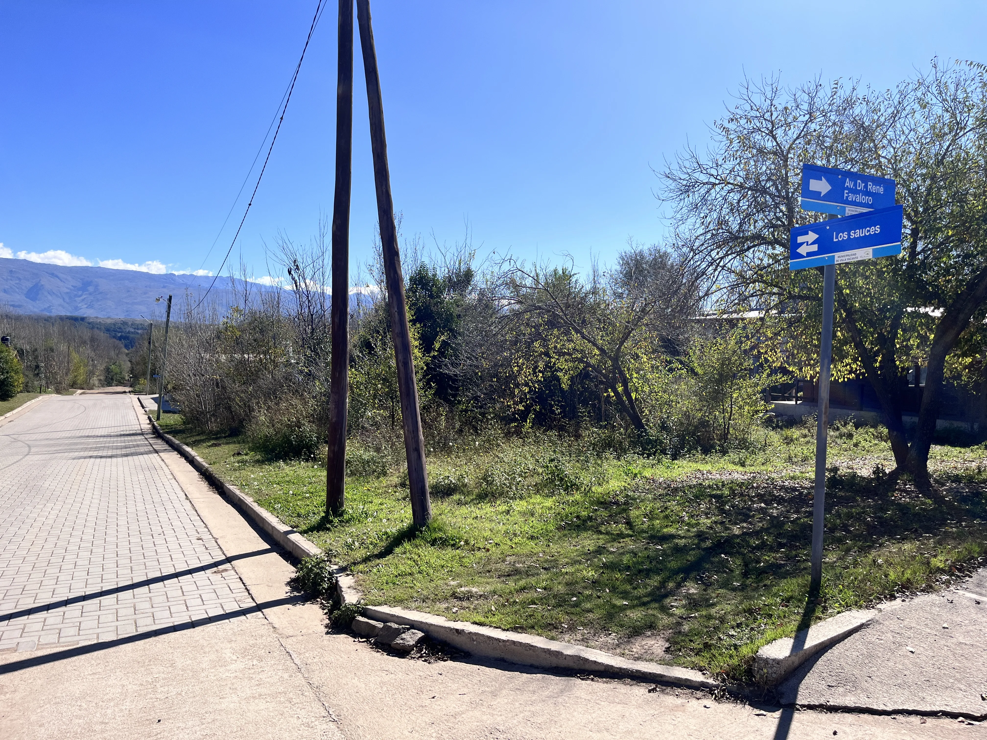 VENTA LOTE 810 M2 EN VILLA YACANTO - SOBRE AVENIDA PRINCIPAL