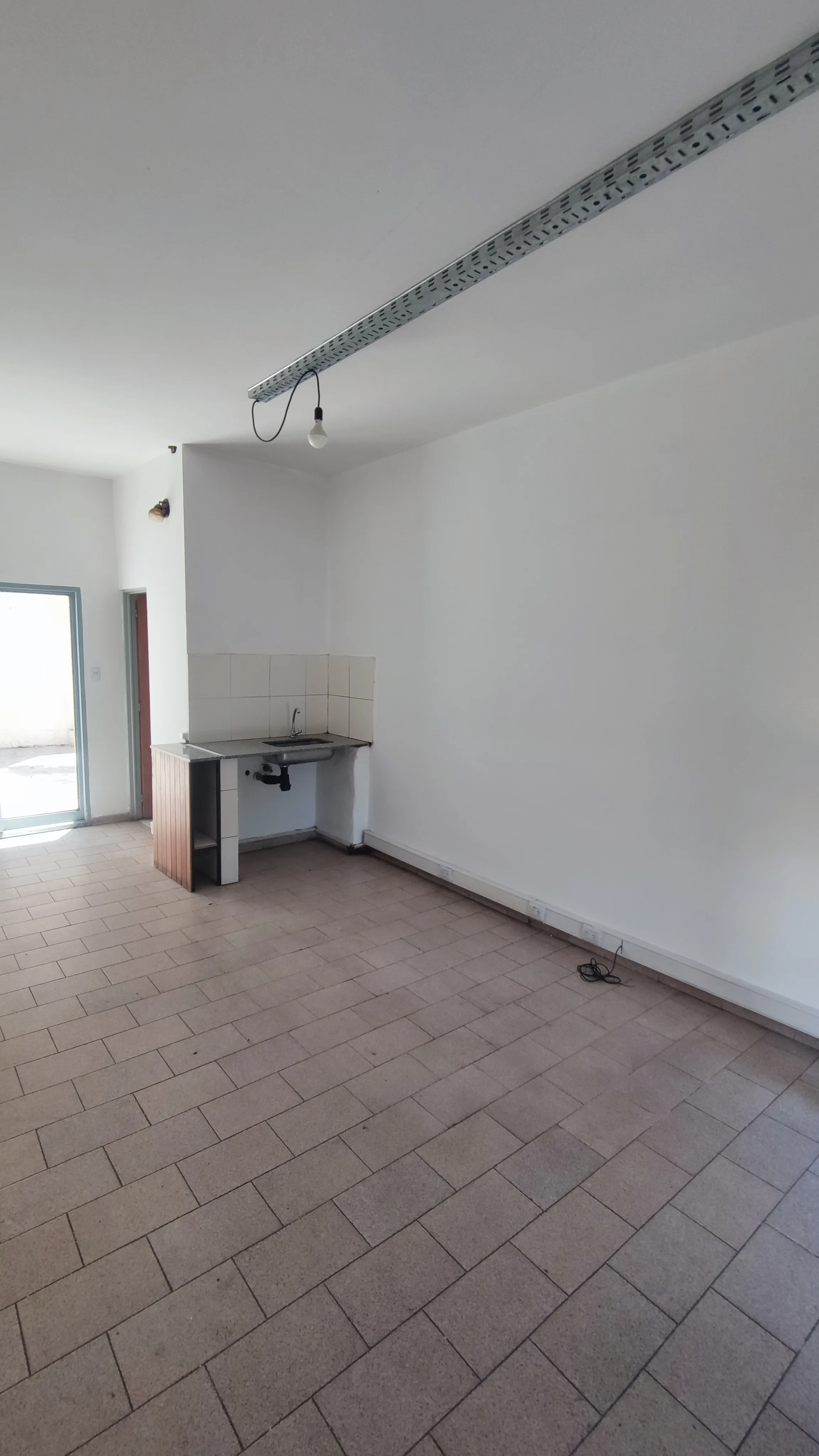 COFICO - LOCAL 25 M2 BUEN FRENTE CON PATIO