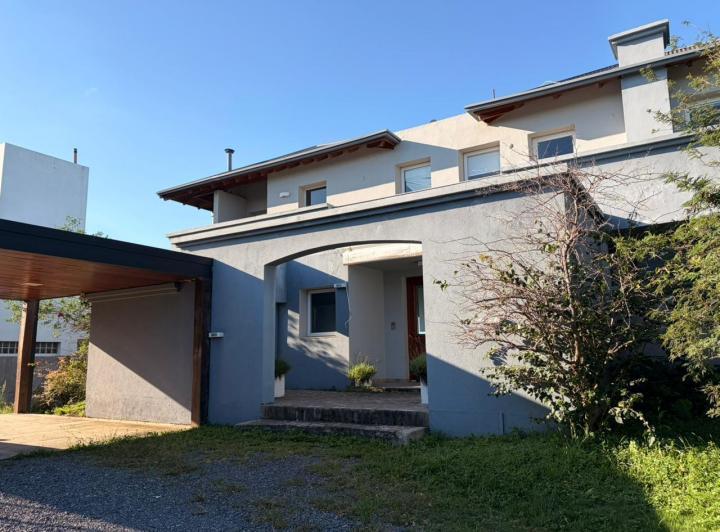 Casa · 330m² · 9 Ambientes · 2 Cocheras