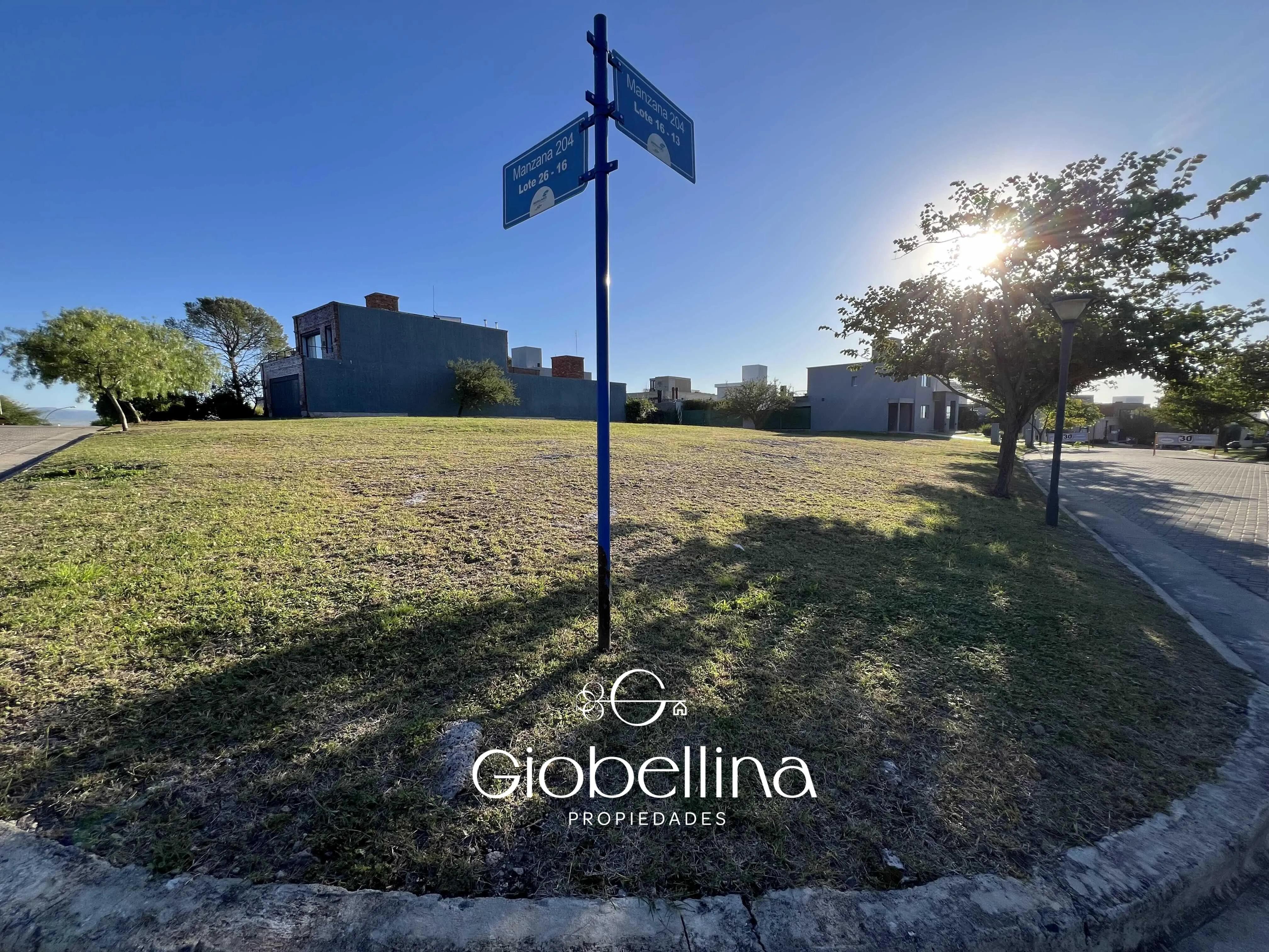 Lote esquina en Santina Norte Valle Escondido excelente ubicación barrio consoli...