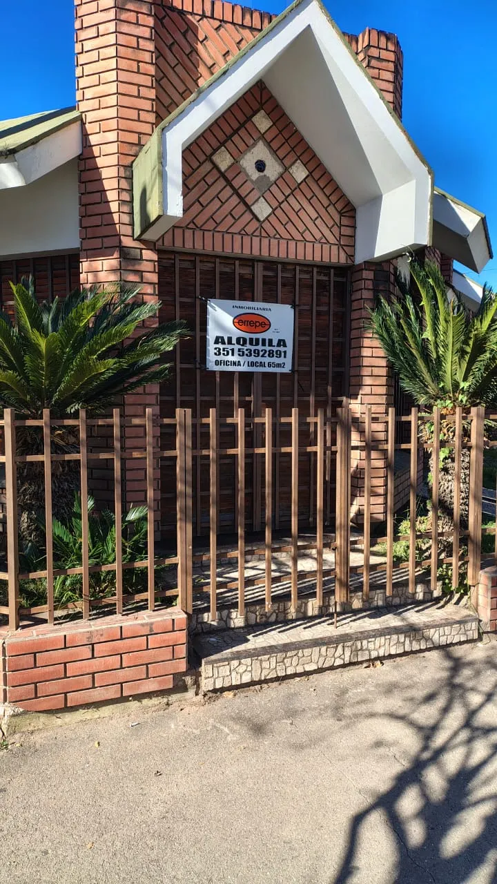 ALQUILO LOCAL/OFICINA EN BARRIO LAS PALMAS ! SOBRE AV. DUARTE QUIROS