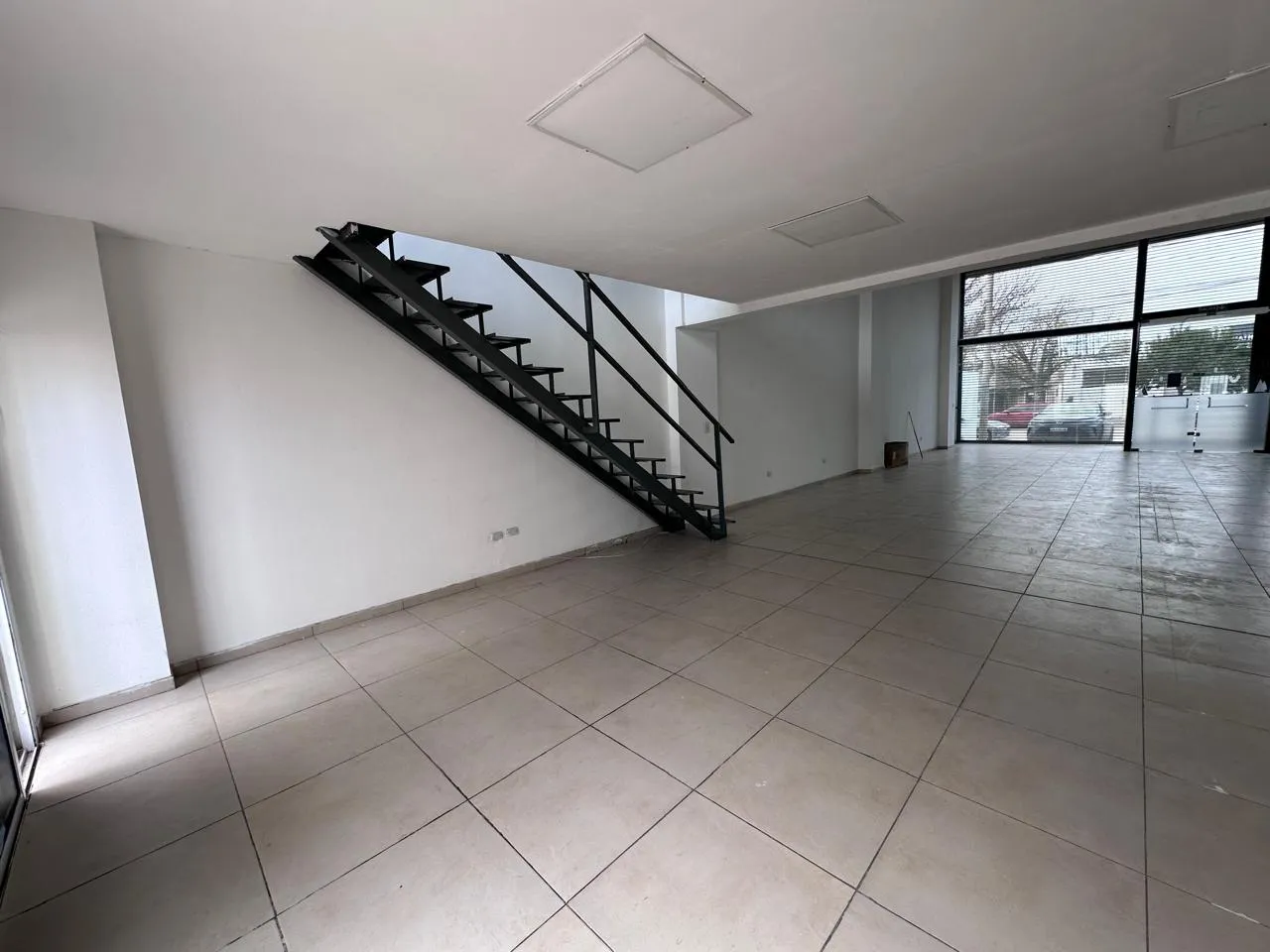 Gran local comercial sobre Av. Alem!!!