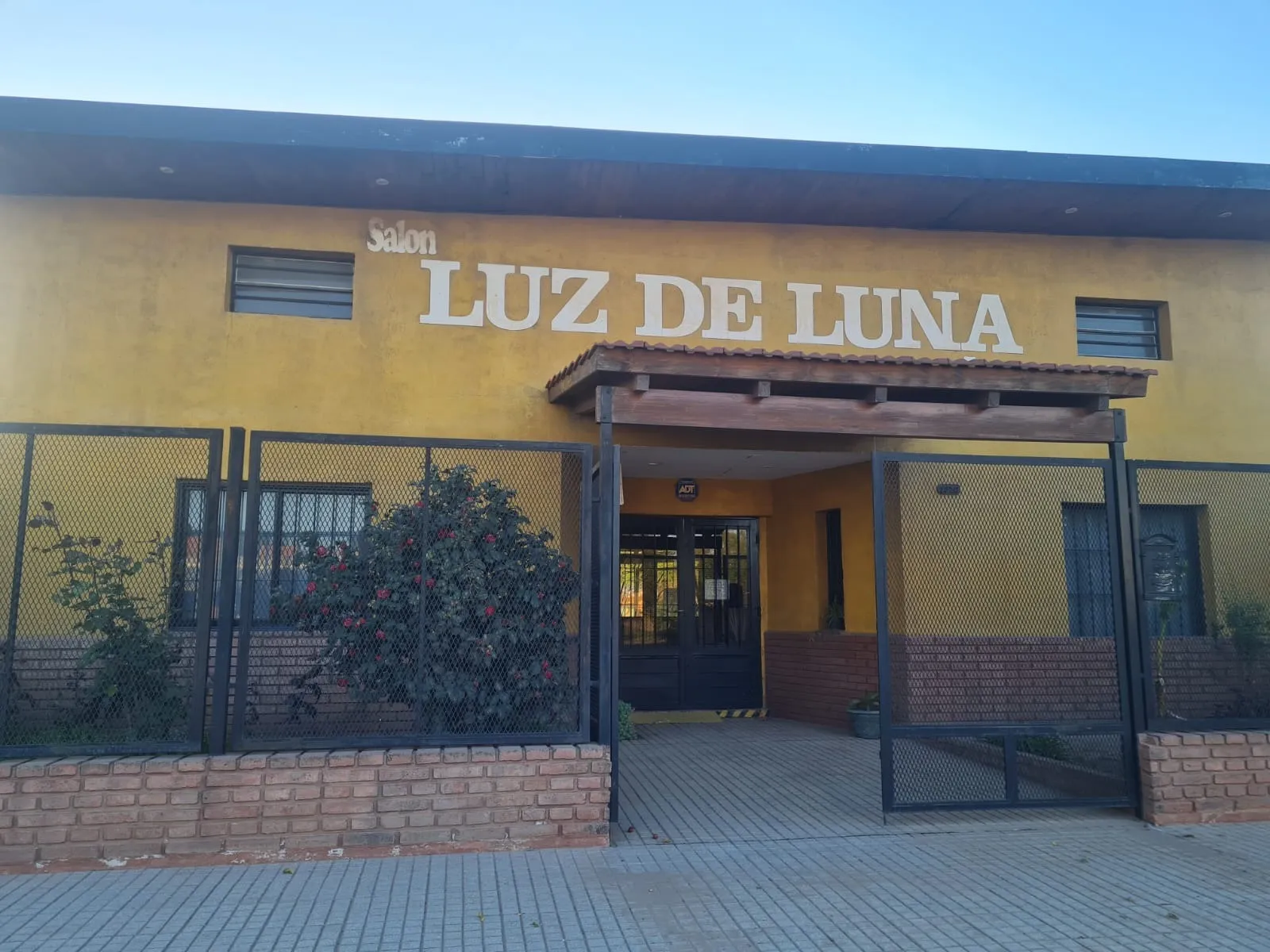 EXCEPCIONAL COMPLEJO COMERCIAL