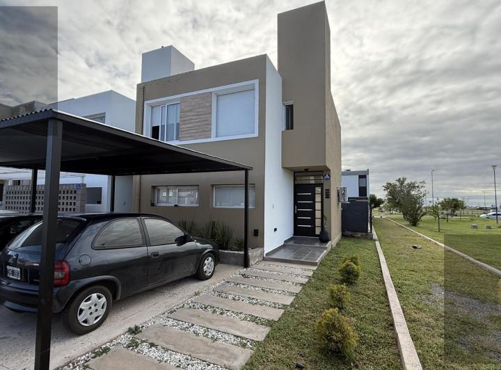 Casa · 100m² · 4 Ambientes · 2 Cocheras