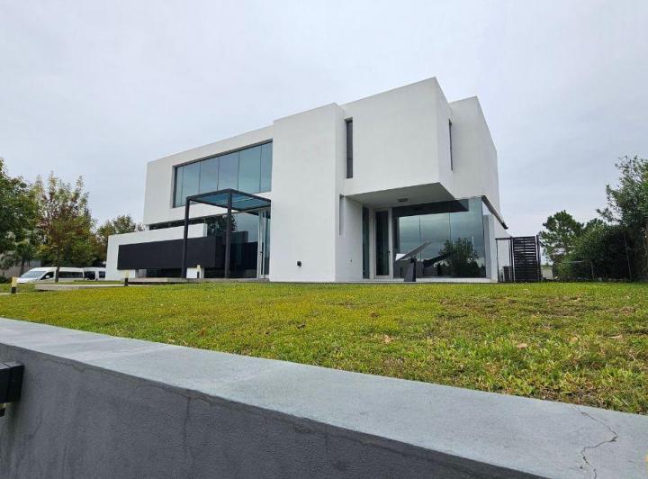 Casa · 700m² · 1 Ambiente · 4 Cocheras