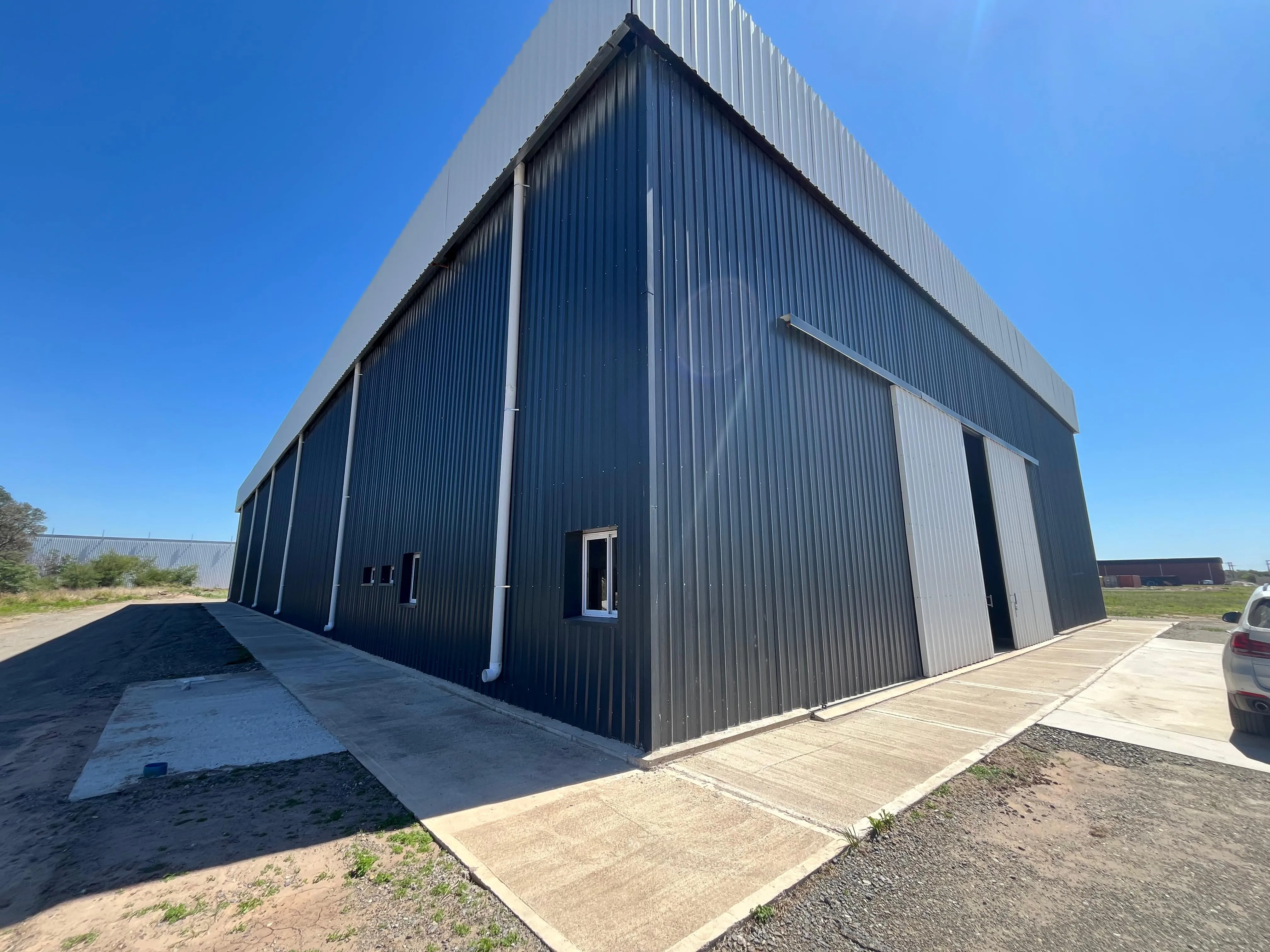 NAVE INDUSTRIAL DE 600 m2 EN POLO 52
