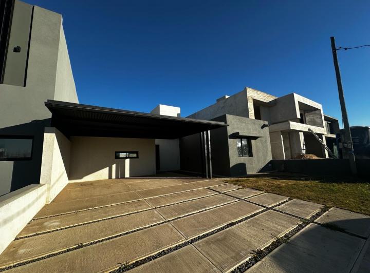 Casa · 96m² · 4 Ambientes · 2 Cocheras