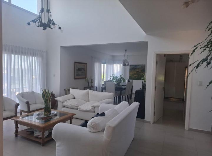Casa · 370m² · 7 Ambientes · 1 Cochera
