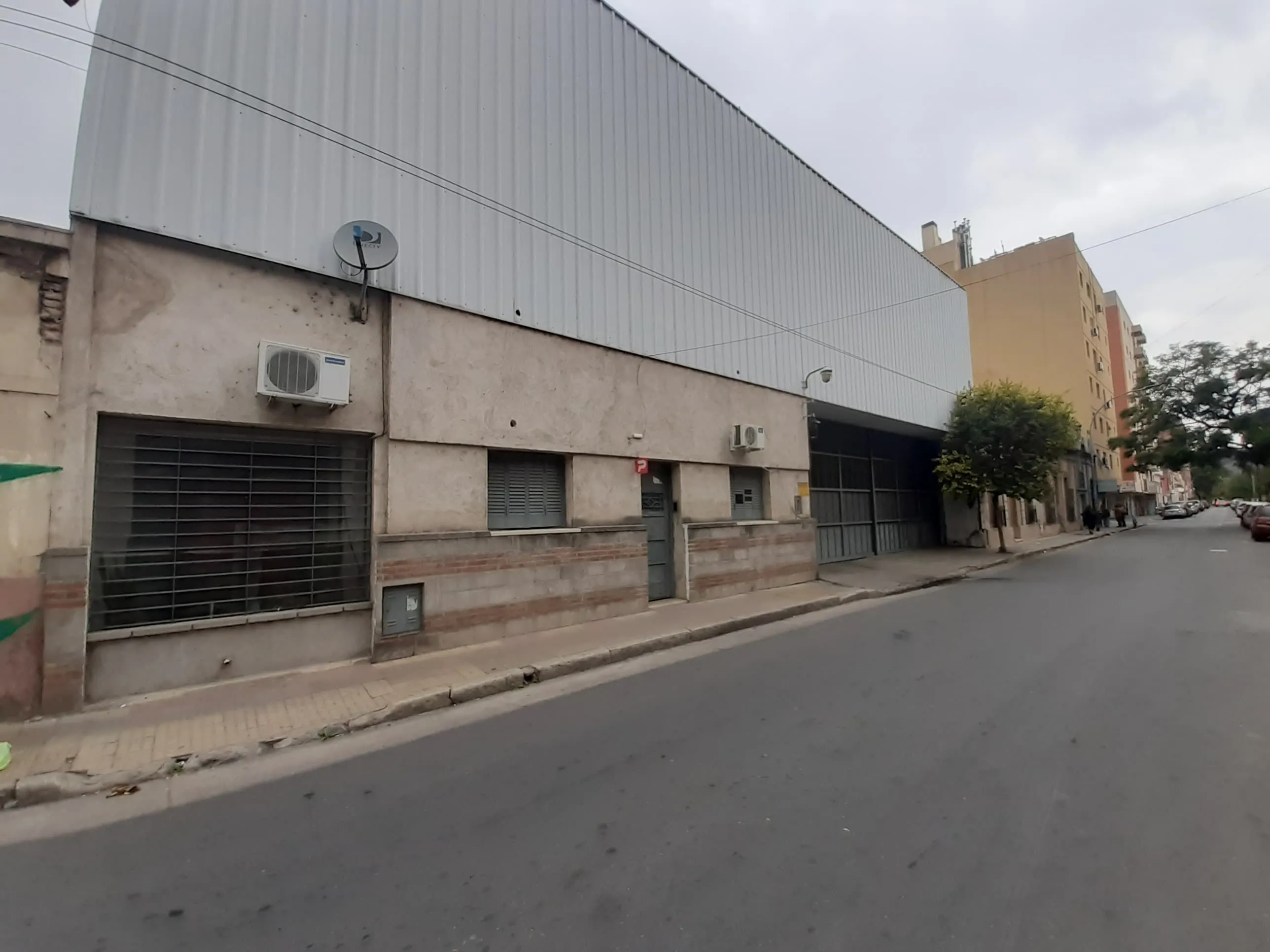Chaco 140 entre Colon y 9 de julio galpon 800 m2  casa terreno 1079 ms2