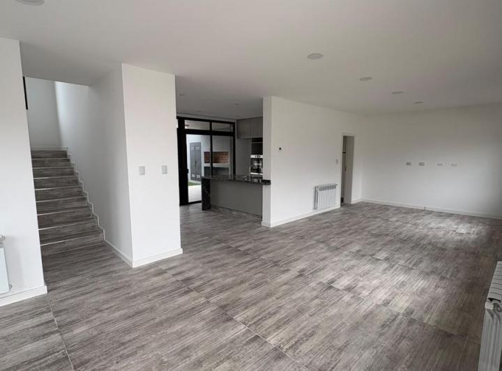 Casa · 271m² · 4 Ambientes · 4 Cocheras