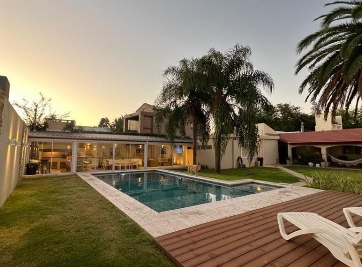 Casa · 400m² · 4 Dormitorios · 4 Cocheras
