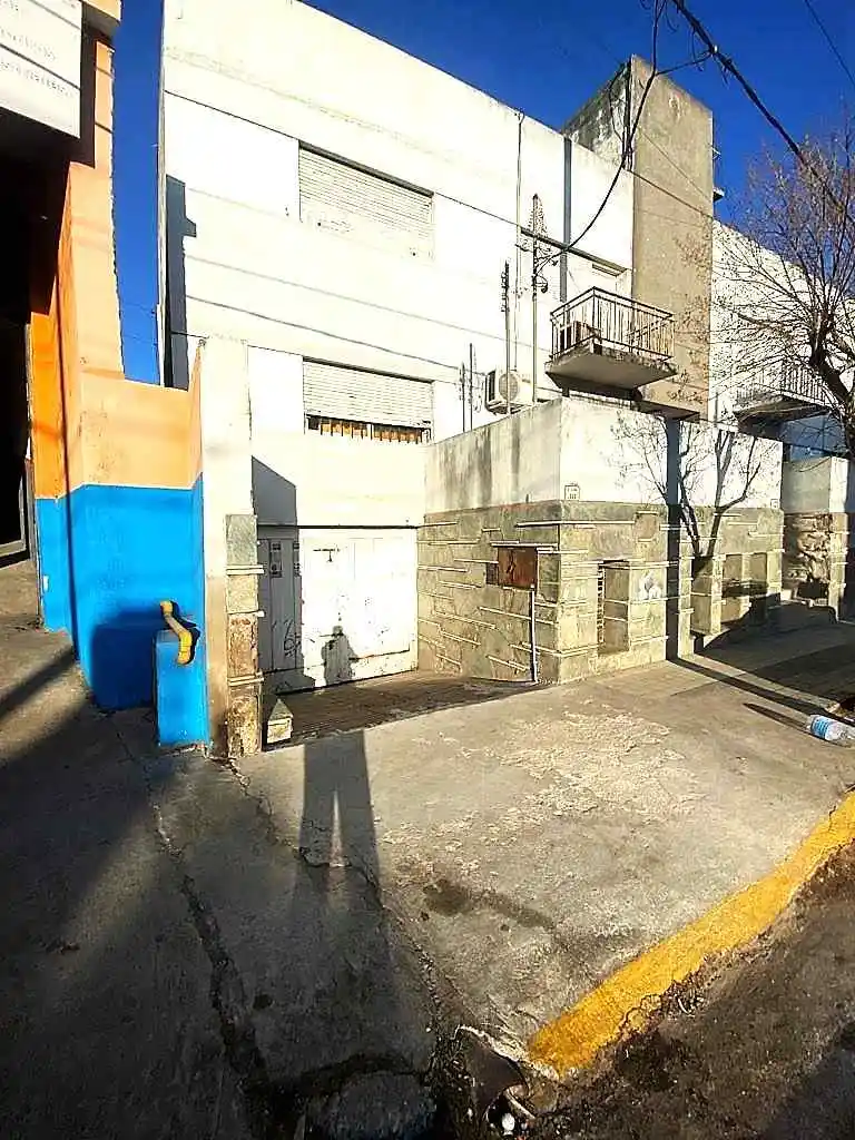 Depósito con Frente y Patio Propio a metros de costanera