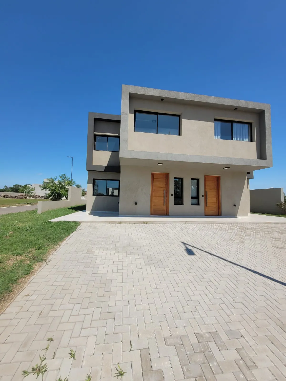 Dúplex de 3 dormitorios a estrenar listo para habitar en San Guillermo