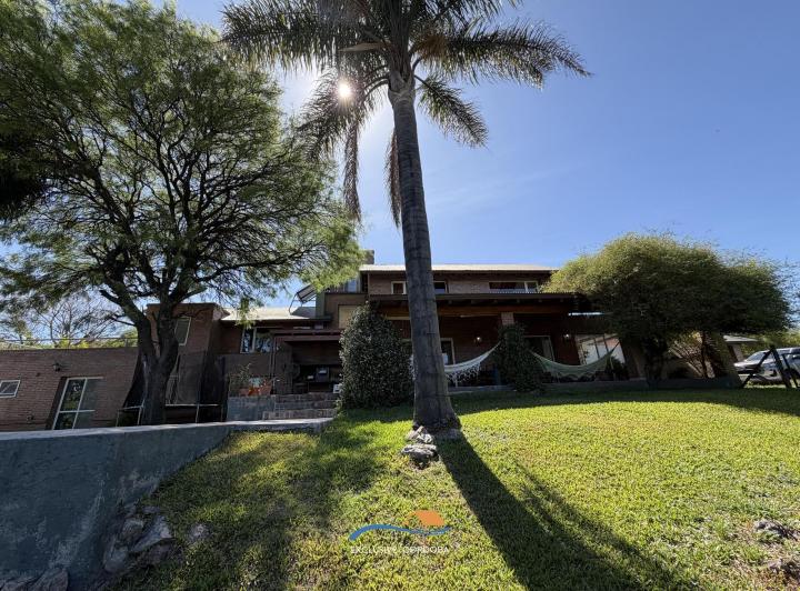Casa · 400m² · 8 Ambientes · 2 Cocheras