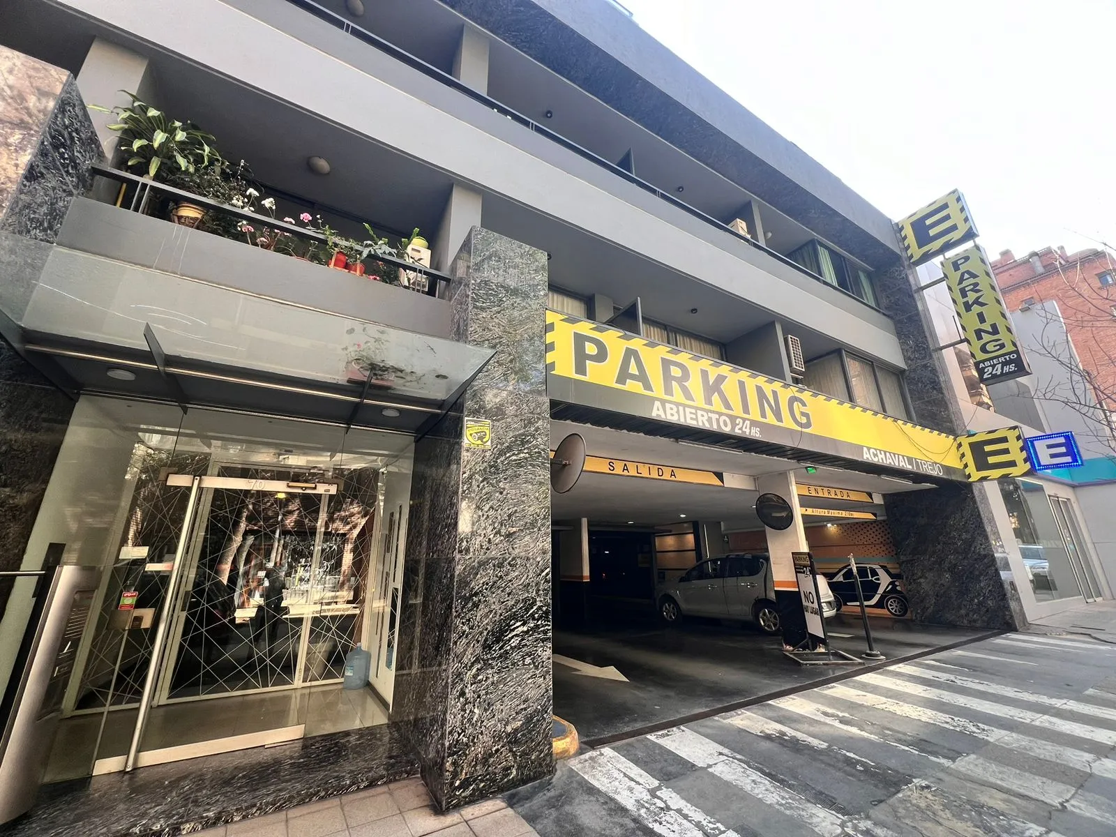 OFICINA – En venta en el corazón de Nueva Córdoba con parking en planta baja!