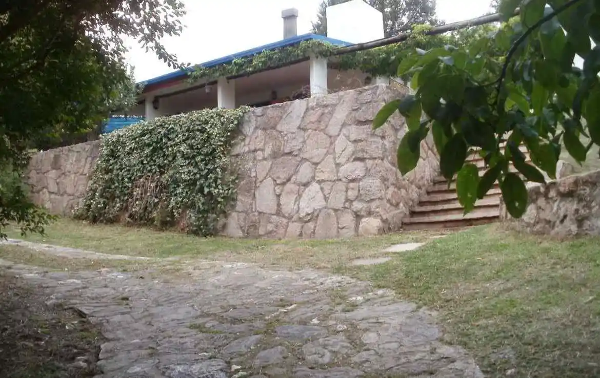 EXCELENTE CASA + DEPARTAMENTO A METROS DEL RIO SAN ANTONIO– CUESTA BLANCA