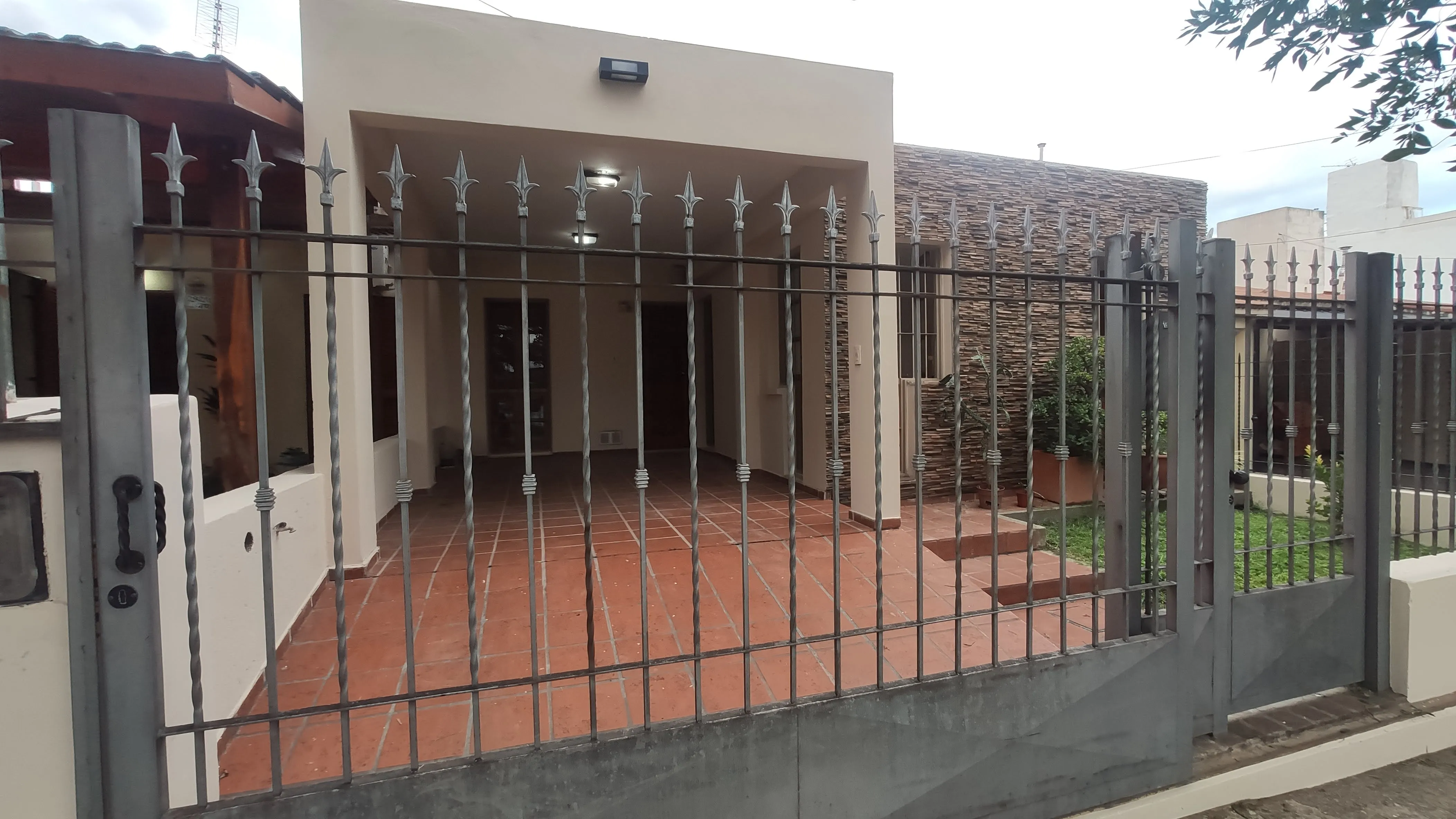 CASA DE 2 DORM EN JARDINES DE HORIZONTE