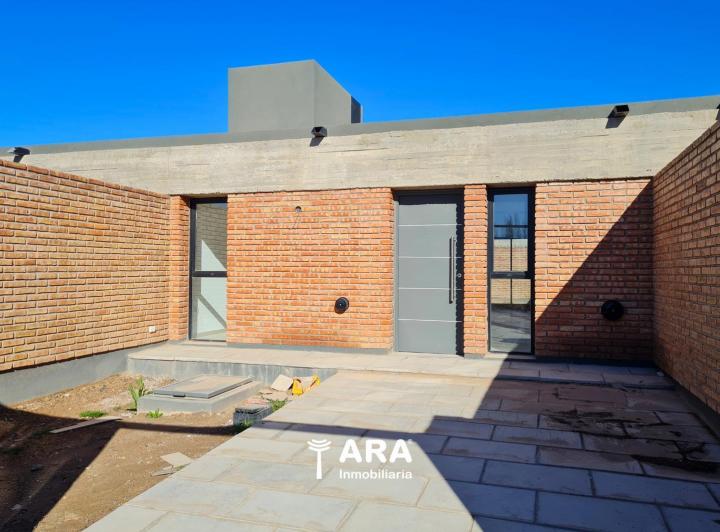 Casa · 65m² · 3 Ambientes · 2 Cocheras