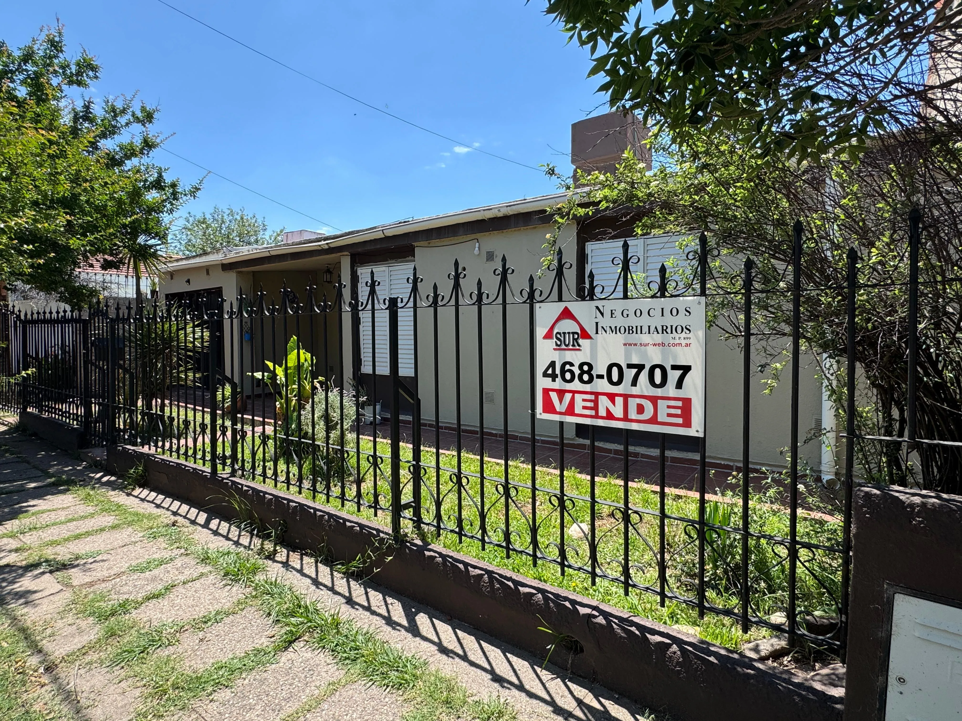 CASA EN VENTA RESIDENCIAL VELEZ SARSFIELD, TRES DORMITORIOS ZONA SUR