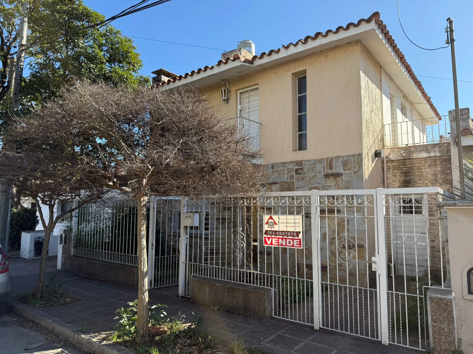 CASA TRES DORMITORIOS Y ESCRITORIO.  ZONA HOSPITAL PRIVADO. ZONA SUR
