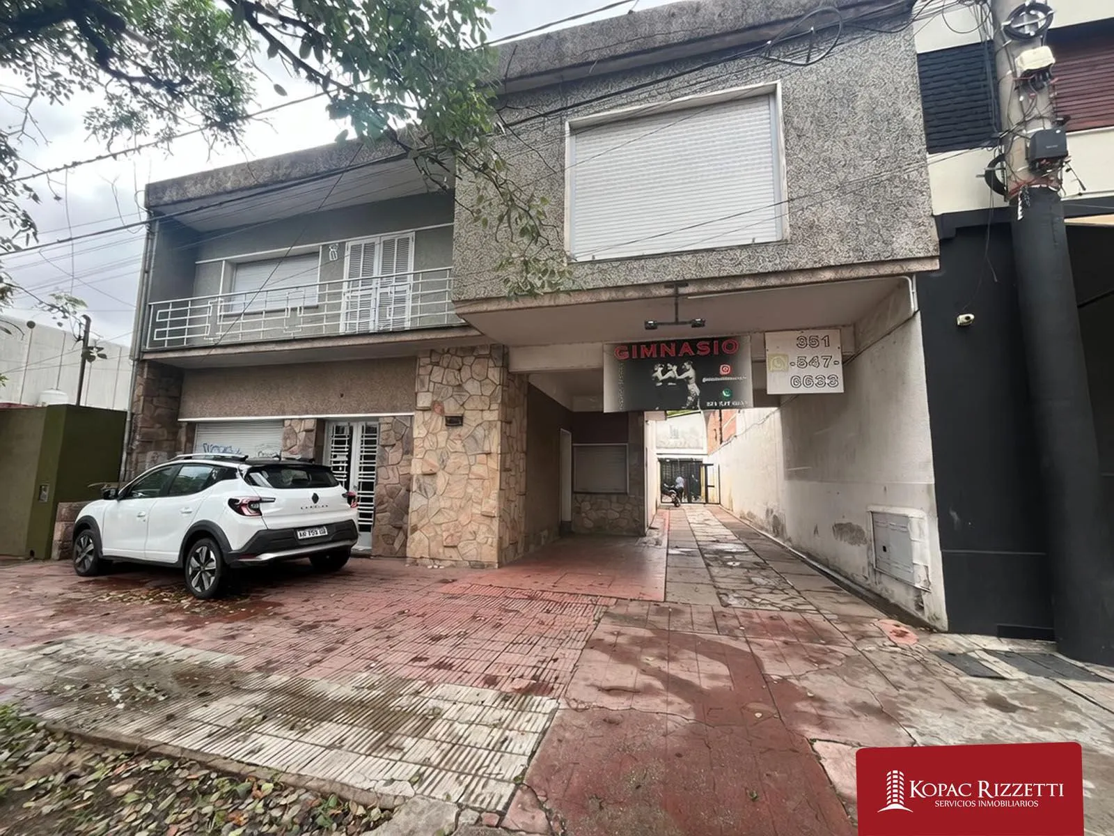 VILLA CABRERA (CARAFFA 2936) - VENTA GALPON 300 M2 CON LOCAL Y 2 DEPARTAMENTOS D...