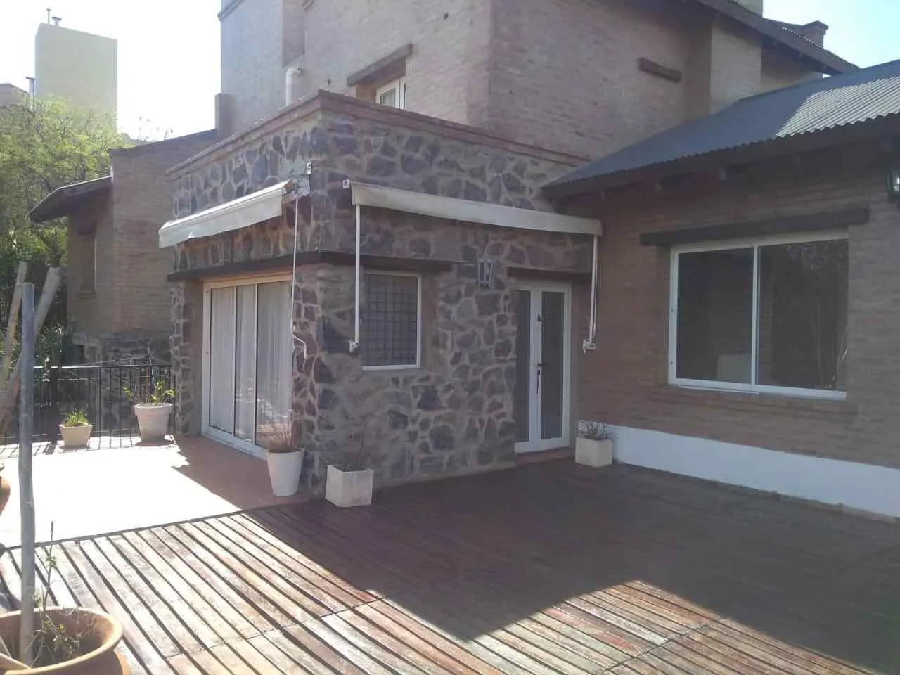 CUATRO HOJAS - CASA EN VENTA - 3 DORMITORIOS ,PPAL EN SUITE, COCHERA 4 AUTOS , P...