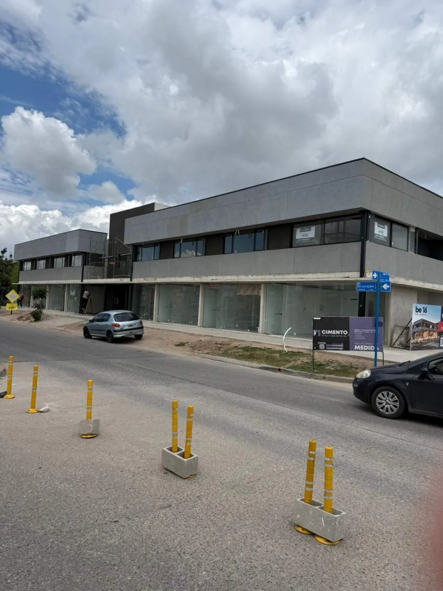 Oficina Comercial en el Ingreso a Docta  Complejo Comercial B16