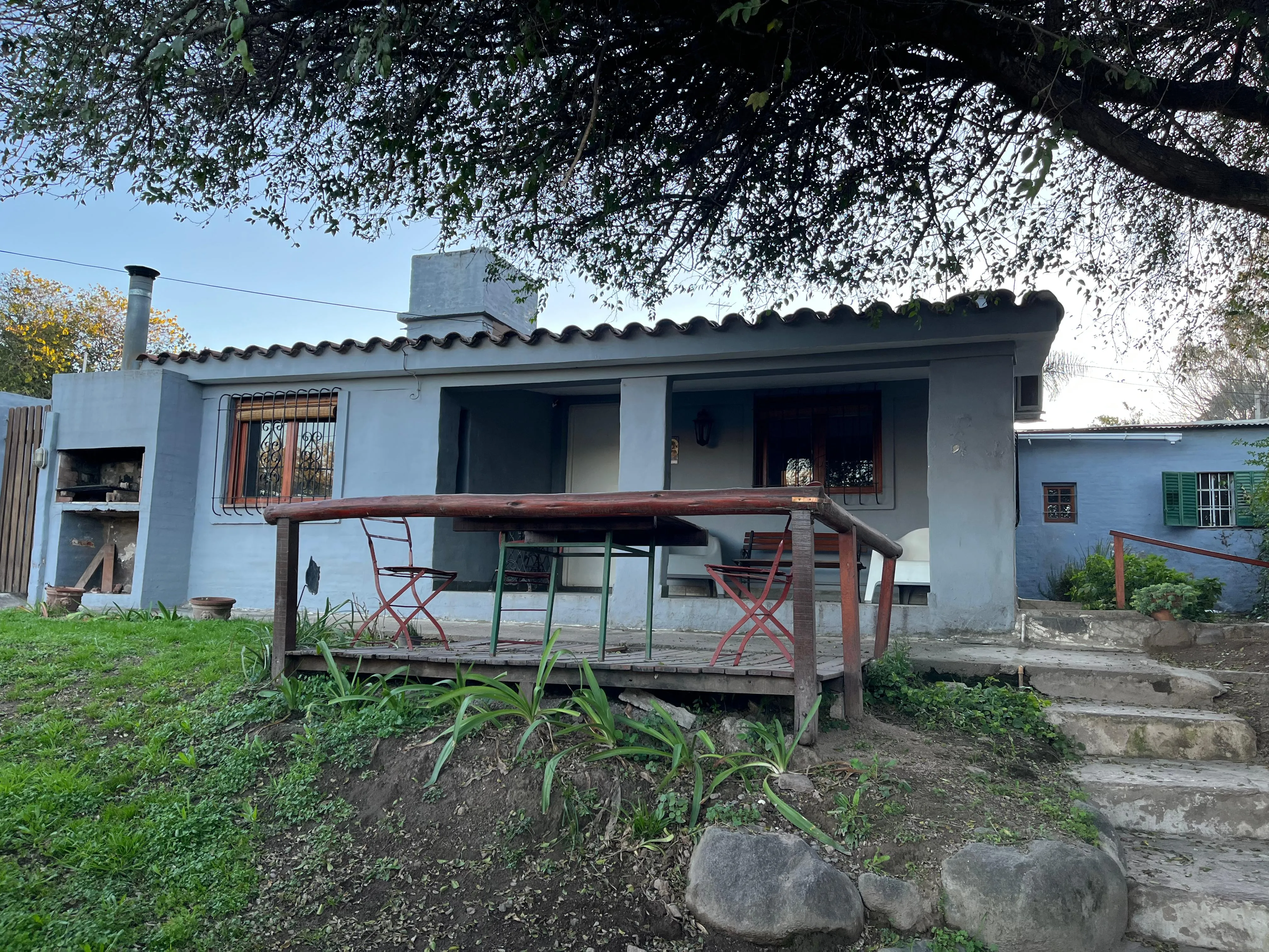 Se vende CASA con un DEPARTAMENTO trasero