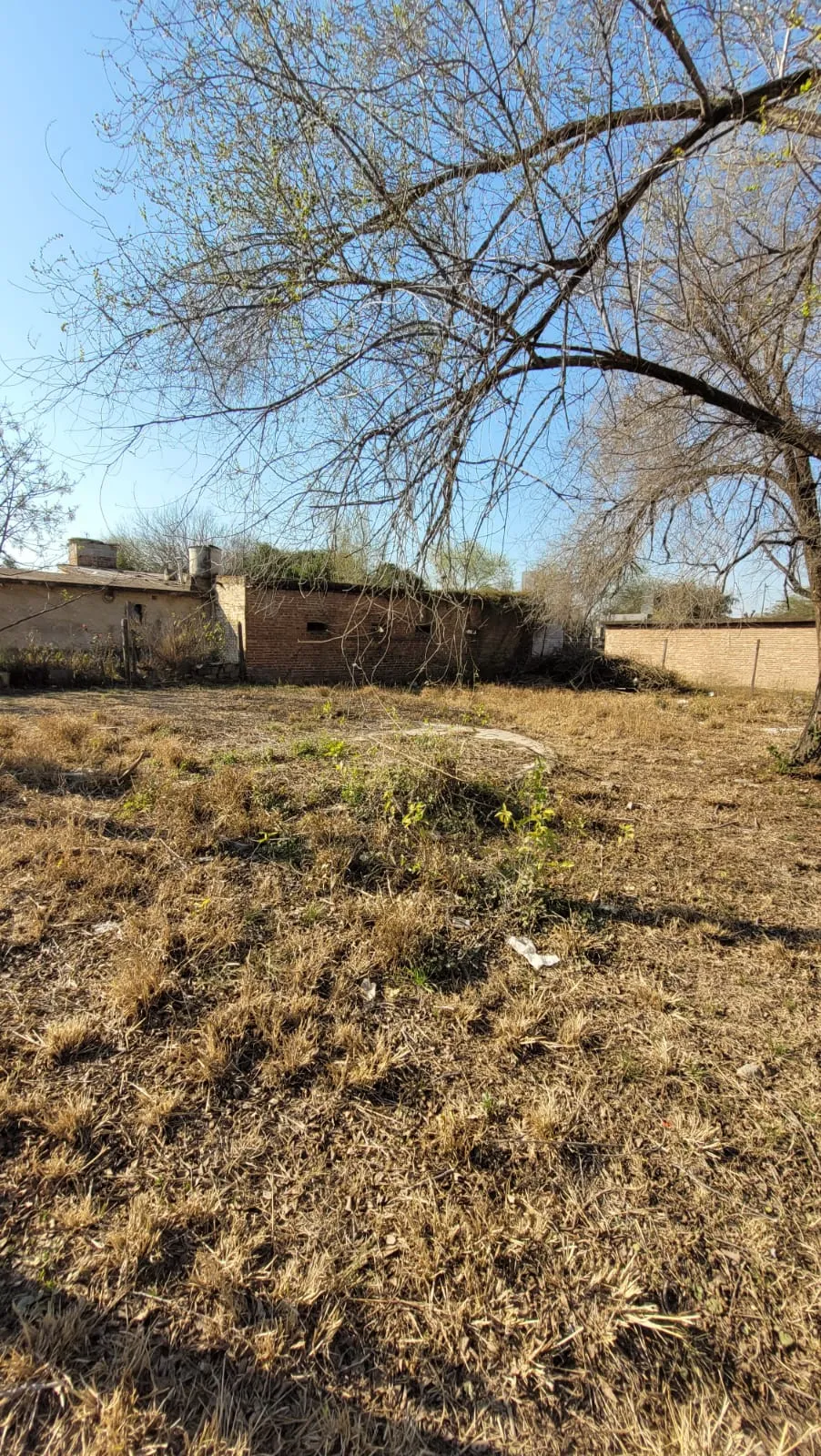 Se vende terreno con casa a reciclar