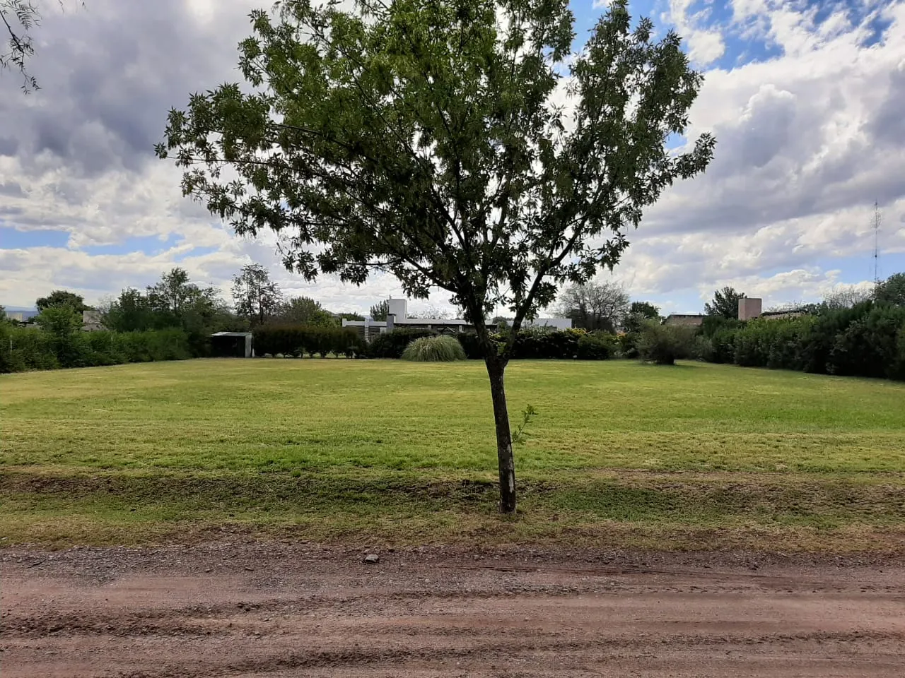 EXCELENTE LOTE EN COUNTRY CAUSANA  2071 METROS