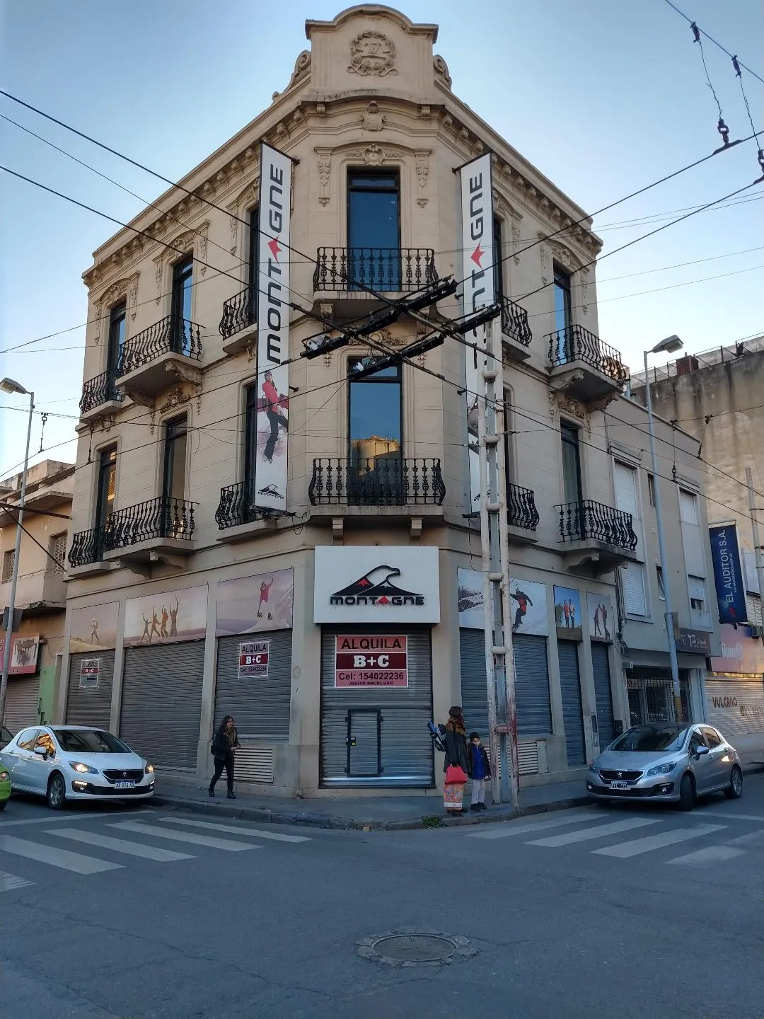 IMPORTANTE ESQUINA 480m2 CUB RECIBE MENOR