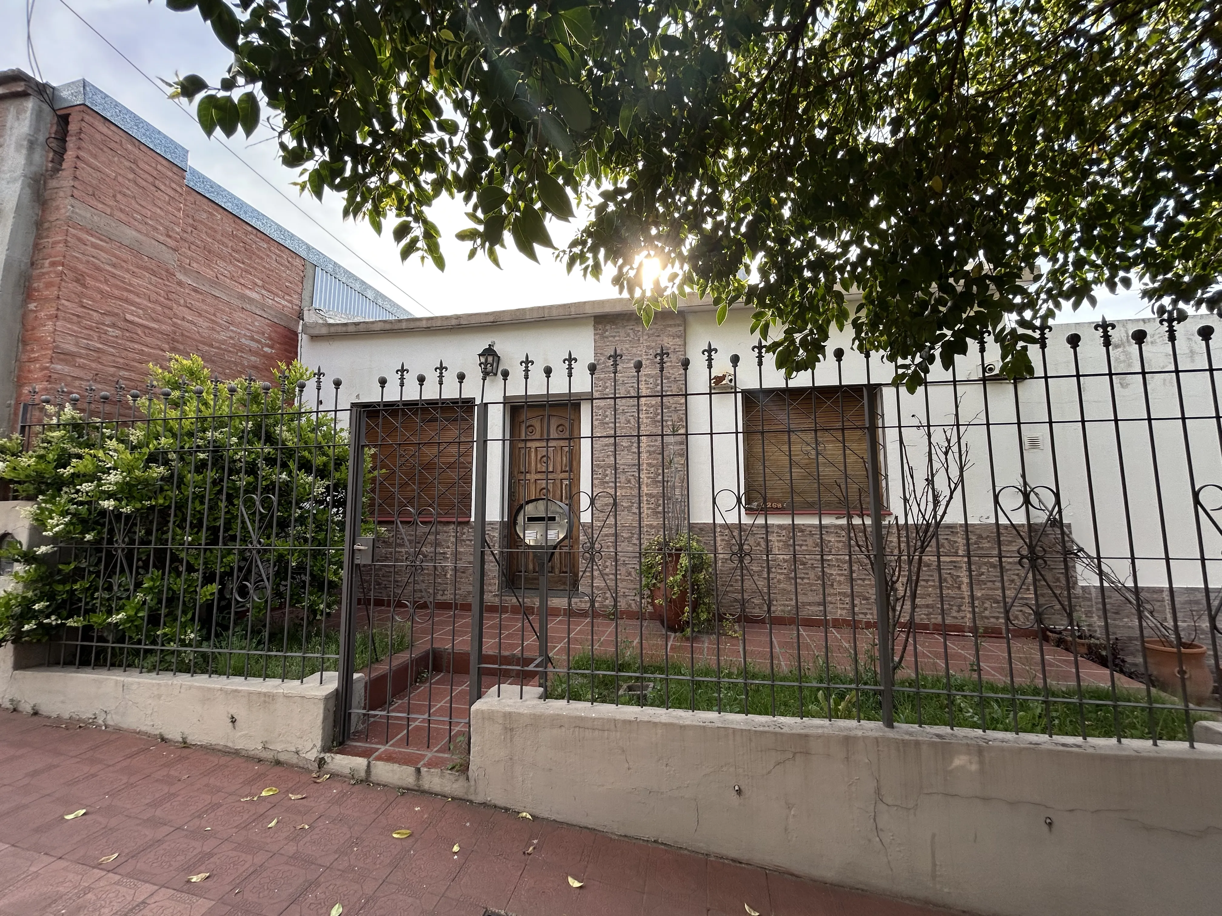 COL. D VELEZ SARSFIELD, CASA DE 4 DORMITORIOS, PILETA